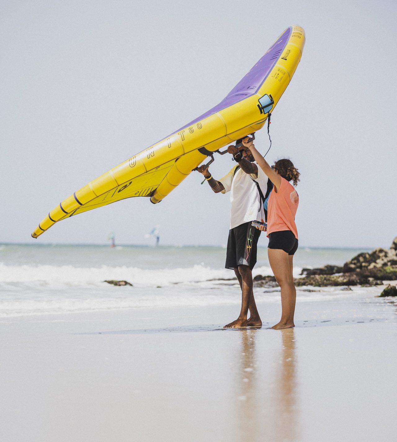 Pessoas à Beira Mar com um Foil